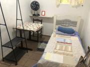 quarto mobiliado somente para mulheres, próximo ao centro