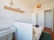 Quarto para alugar em apartamento de 10 quartos em Santa...