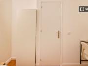 Quarto para alugar em apartamento de 10 quartos em Santa...