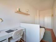 Quarto para alugar em apartamento de 10 quartos em Santa...