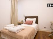 Quarto para alugar em apartamento de 5 quartos em Santo...