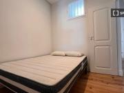 Quarto para alugar em apartamento de 6 quartos em...