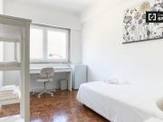 Quarto para alugar em apartamento de 6 quartos em...