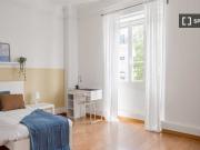 Quarto disponível para alugar em apartamento...