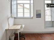 Quarto para alugar em apartamento T4 na Pena, Lisboa