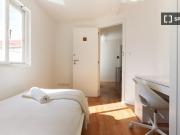 Quarto para alugar em apartamento T6 na Pena, Lisboa