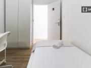 Quarto para alugar em apartamento T6 na Pena, Lisboa