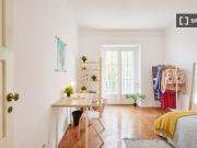 Quarto para alugar em apartamento T8 em Alvalade, Lisboa