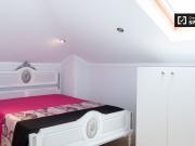 Quarto para alugar em casa espaçosa com 6 quartos em... Quarto para alugar em casa espaçosa com 6 quartos em...