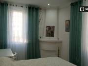 Quarto para alugar em casa espaçosa com 6 quartos em...