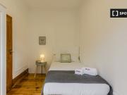 Quarto para alugar em residência com 5 quartos no centro...