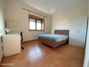 Quarto para Rapaz Estudante Mrio Sacramento / Glicnias