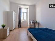 Quarto renovado para alugar em apartamento de 9 quartos...