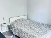 Quarto solteiro com cama de casal em apartamento remodelado