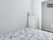 Quartos para alugar em apartamento com 16 quartos em...