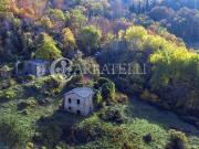 Questa bellissima ex cartiera è immersa nelle colline...