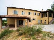 Questa casa colonica è immersa nelle dolci colline umbre...