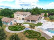 Questa maestosa villa nelle Marche centrali, un tempo...
