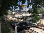 Quiet and sunny suite with garden next to the water,...