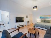 Quiet and wonderful home with balcony at Warschauer...