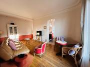 Quiet, fashionable suite near school