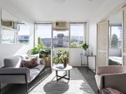 Quiet Oasis Steps from Toorak Road