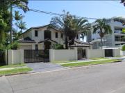Quiet Private Villa close to beach open plan living 4...