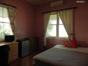 QUIET STUDENT ACCOMMODATION WITH IN GROUND POOL & AIR...