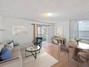 Quiet unit, walk to Shops and Rail