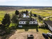 Quinta com casa de habitação T5 e diversas construções