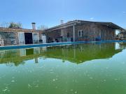 Quinta com terreno e piscina