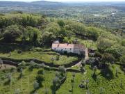 Quinta com vista desafogada para o verde da Serra de São...