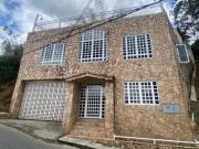 QUINTA EN LA URB. LOS ROBLES MUNI HATILLO CARACAS VE02...