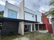 Quinta moderna en venta en El Cafetal calle cerrada...