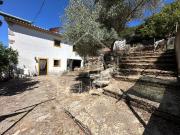 Quintinha com Moradia e casas de pedra junto ao rio Alcôa