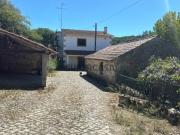 Moradia inserida em Quintinha com casas de pedra junto...