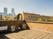 Quite, bright 2/3 bed flat next to Crisp st market