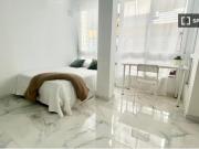 " Luminosa habitación con cama doble, TV 32, WIFi, y...