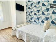 " Luminosa habitación con cama doble, TV 32 y WIFi,...