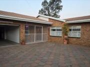 R11 000 | 3 Bedroom Townhouse For Rent in Petersfield,...