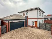 R29 000 | 3 Bedroom Townhouse For Rent in Parkhaven,...