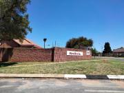 R8 000 | 2 Bedroom Townhouse For Rent in Helderkruin,...