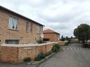 R9 000 | 2 Bedroom Townhouse For Rent in Strubensvallei,...