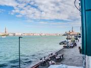 Raggiungiamo le Zitelle lungo la fondamenta, tra il...