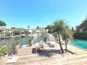 RARE VILLA AVEC JARDIN ET QUAI PRIVATIF