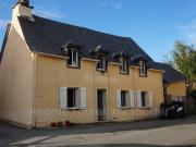 Ravissante bâtisse avec dépendances