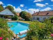 Ravissante longère avec dépendances et piscine