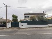 R/C de Moradia com Garagem, Terreno e Painéis...