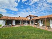 REBAJADA! Linda casa, gran jardín con cancha tenis