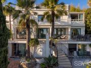 Récemment rénovée vue carte postal sur mer et palmiers